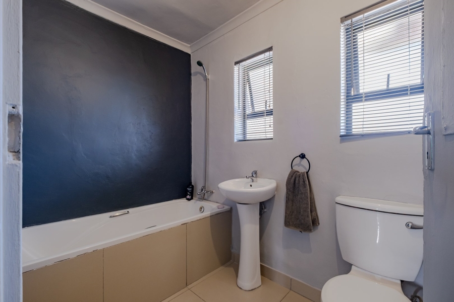 5 Bedroom Property for Sale in Lentegeur Western Cape
